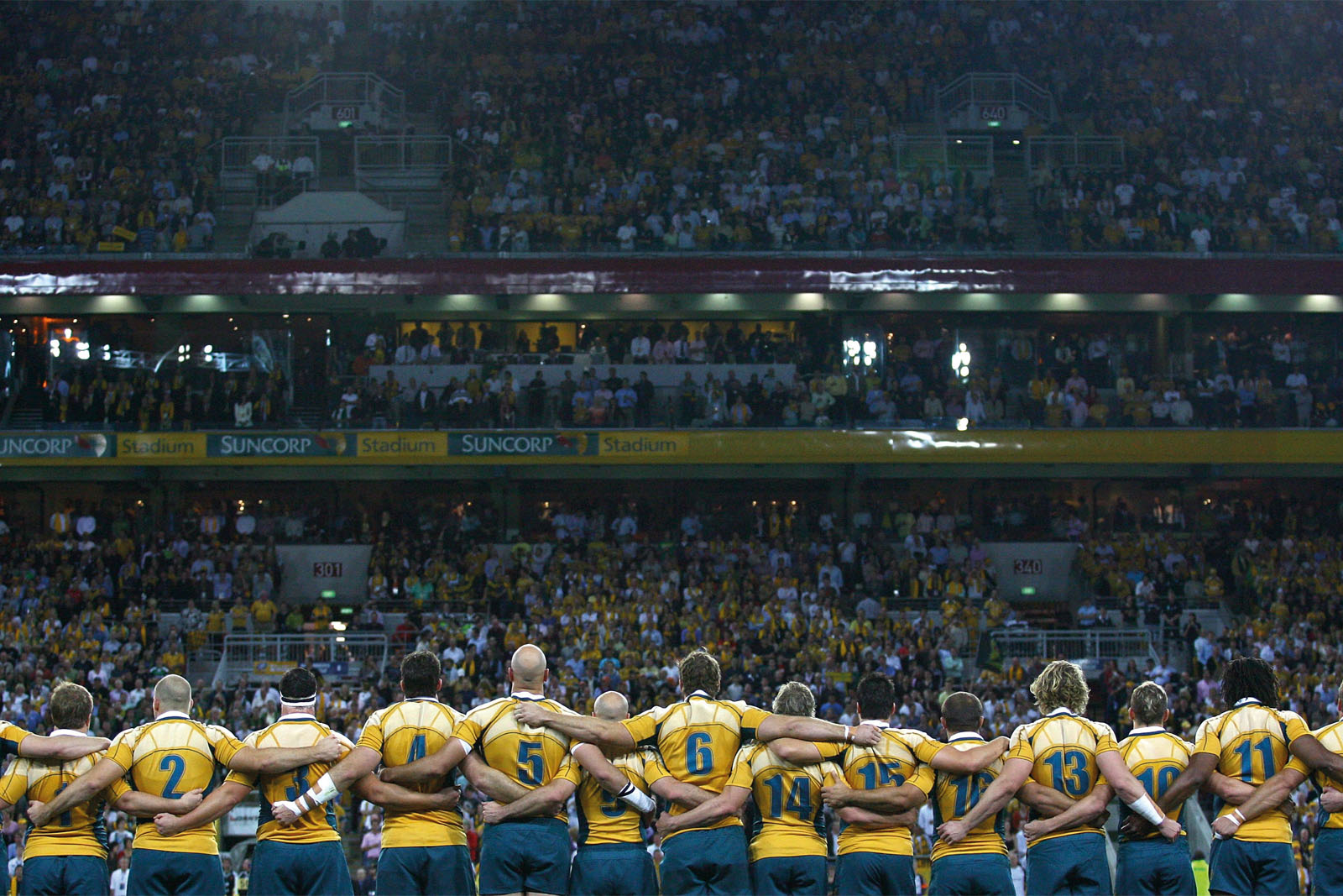 澳洲欖球隊在2008年的三國賽舉辦場地：全球最佳欖球場館的布里斯班桑科普球場列陣，準備迎戰新西蘭隊