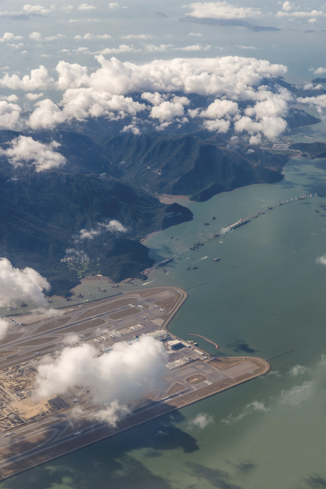 香港國際機場跑道的鳥瞰圖