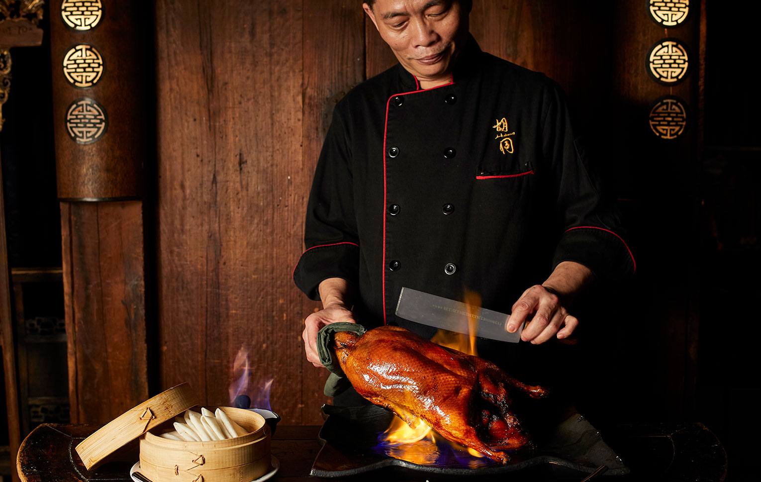 Hutong-Tsim-Sha-Tsui-Chef-carves-Flaming-Peking-duck