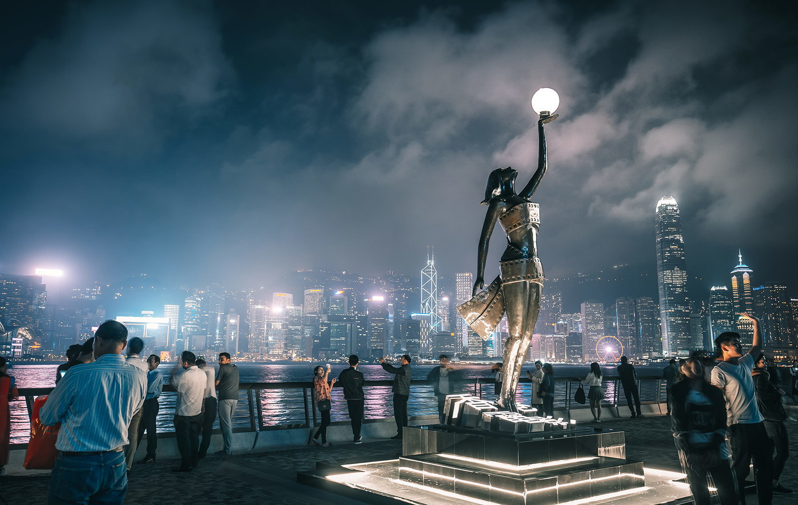 avenue-of-stars-tsim-sha-tsui-promenade-hong-kong-skyline-harbour-statue