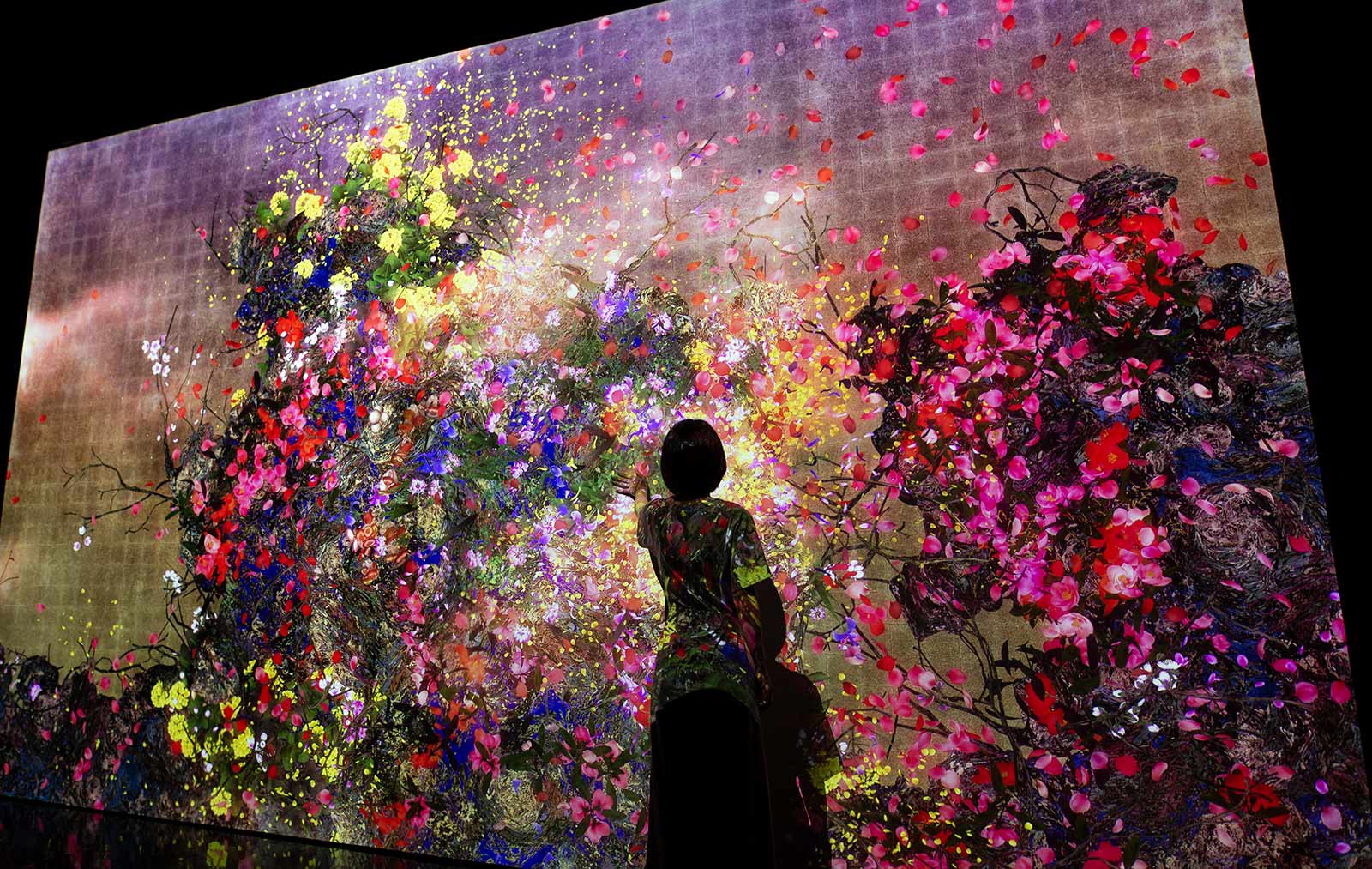 teamLab-SuperNature-Macao-Continuous-Life-and-Death-at-the-Now-of-Eternity-Cannot-be-Controlled-but-Live-Together