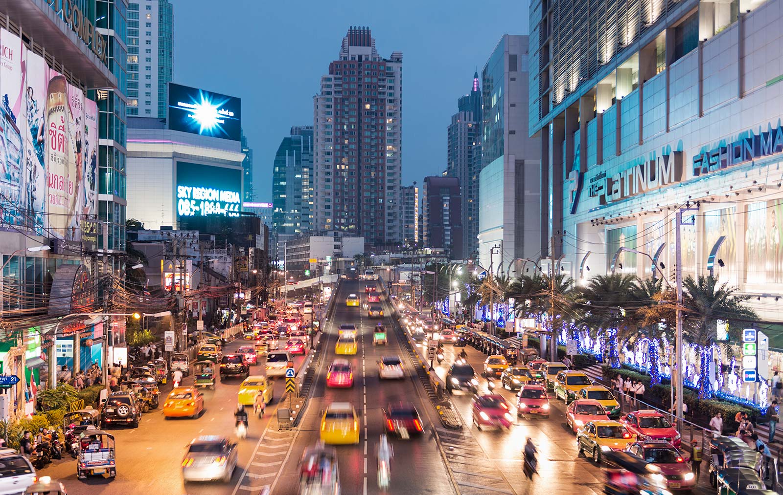 Siam-Central-Bangkok-Busy-road-night-shopping-complex