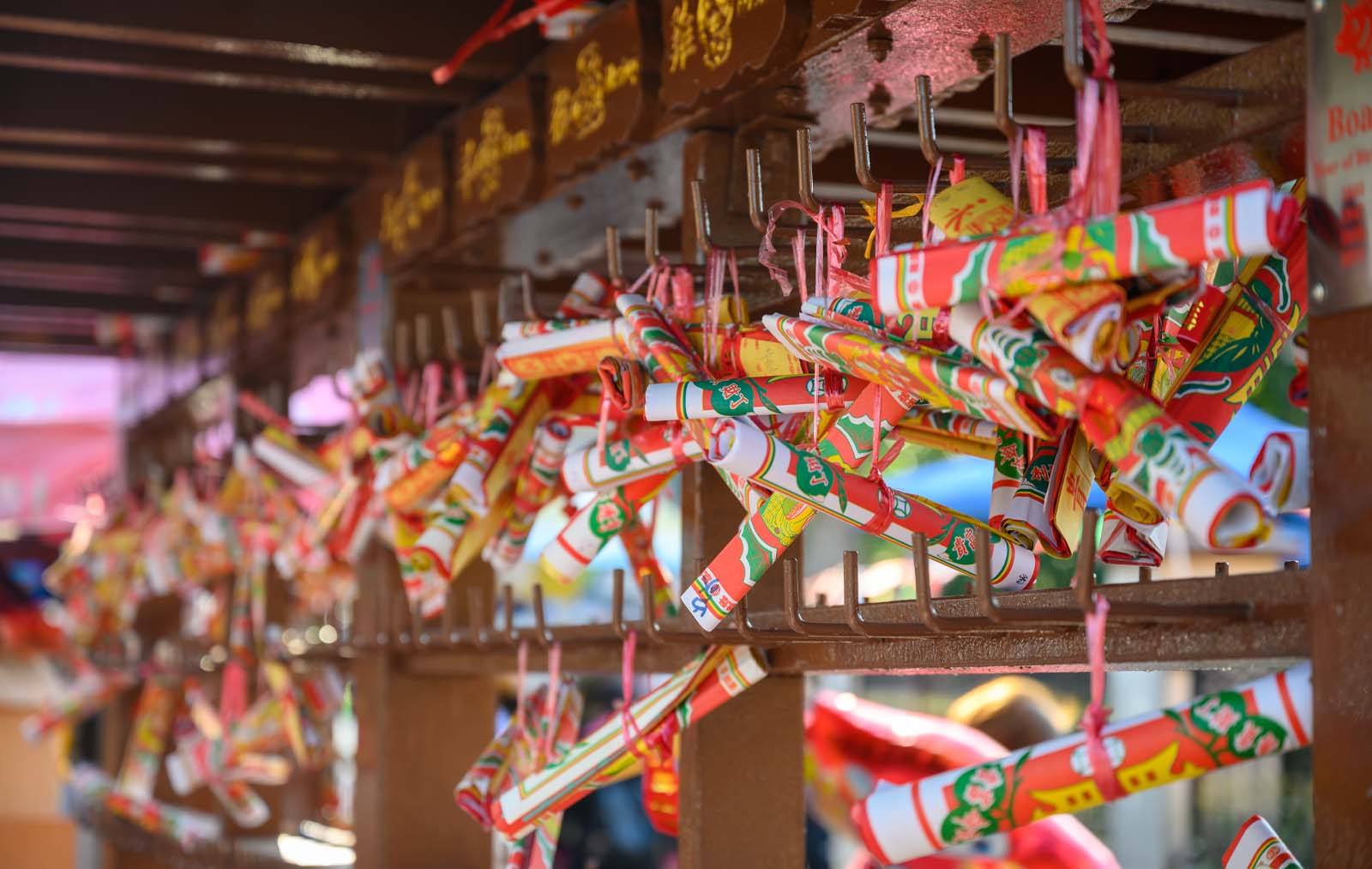 每逢農曆新年，位於香港新界的林村都掛滿民眾寫下願望的寶牒