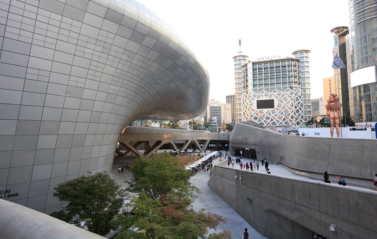 seoul-neighbourhoods-dongdaemun-design-museum-exterior-zaha-hadid-architecture