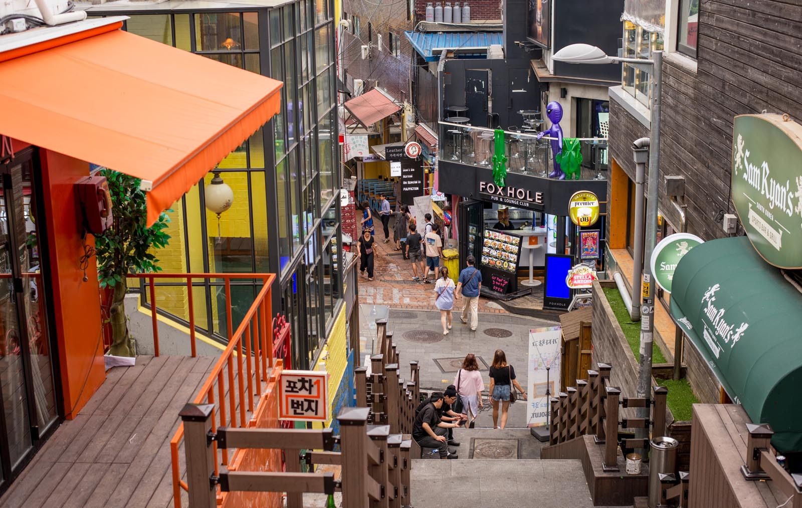 seoul-neighbourhood-backstreet-itaewon-bars-cafes