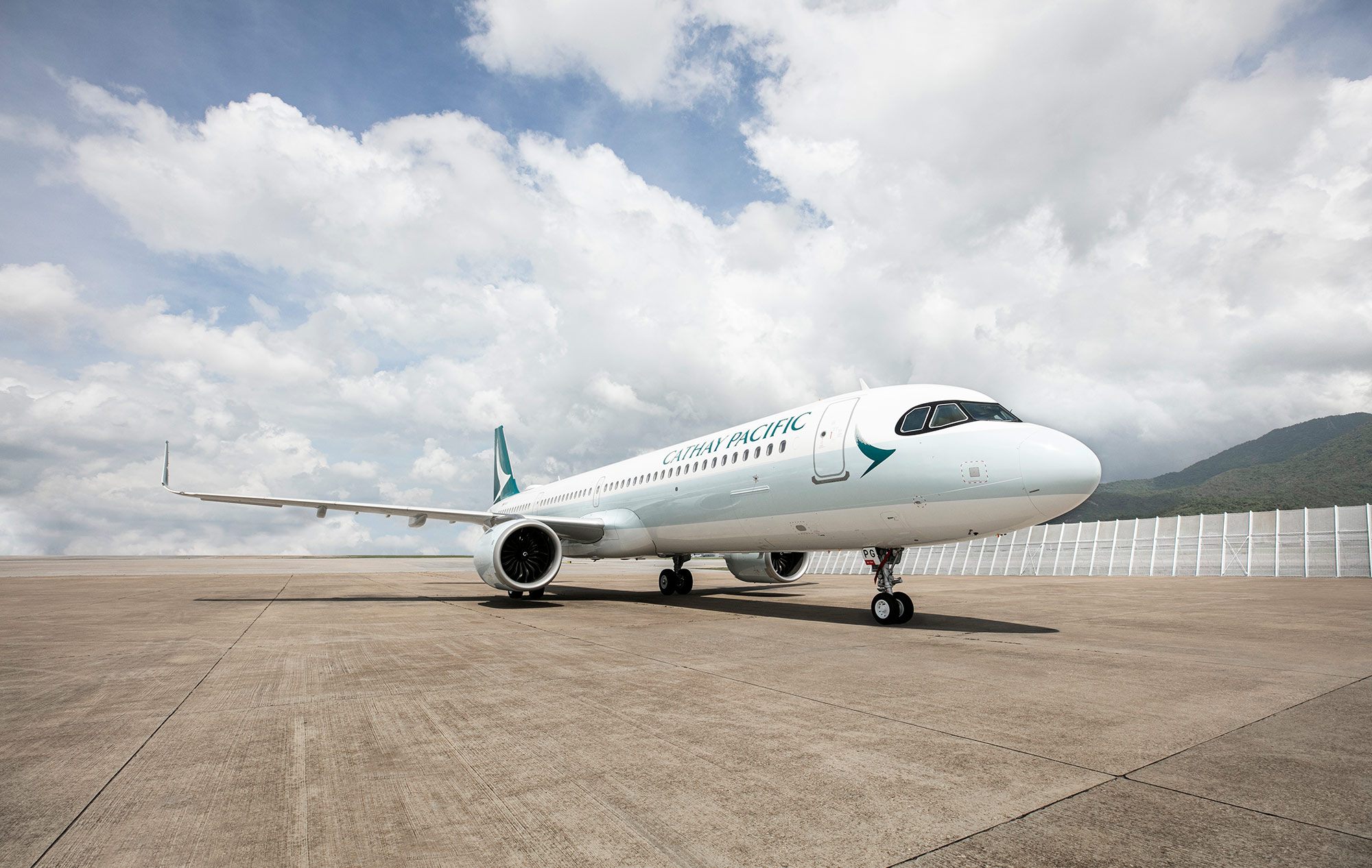 A side-front view of Cathay Pacific's new Airbus A321neo plane