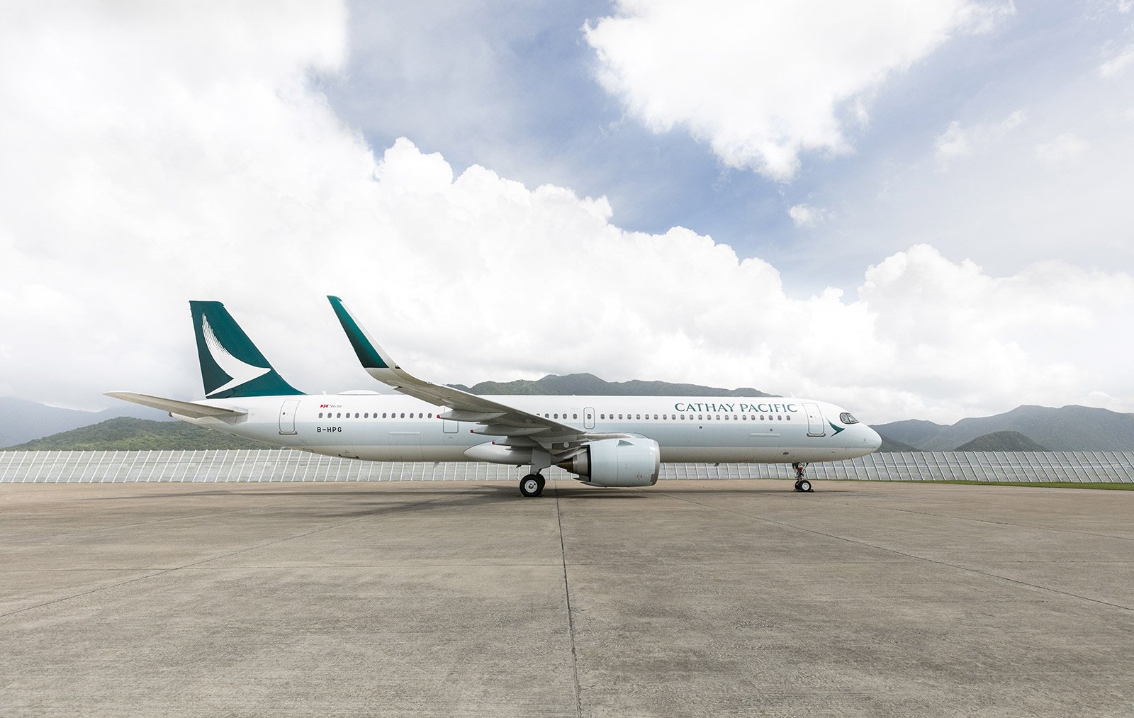 A side view of Cathay Pacific's new Airbus A321neo plane