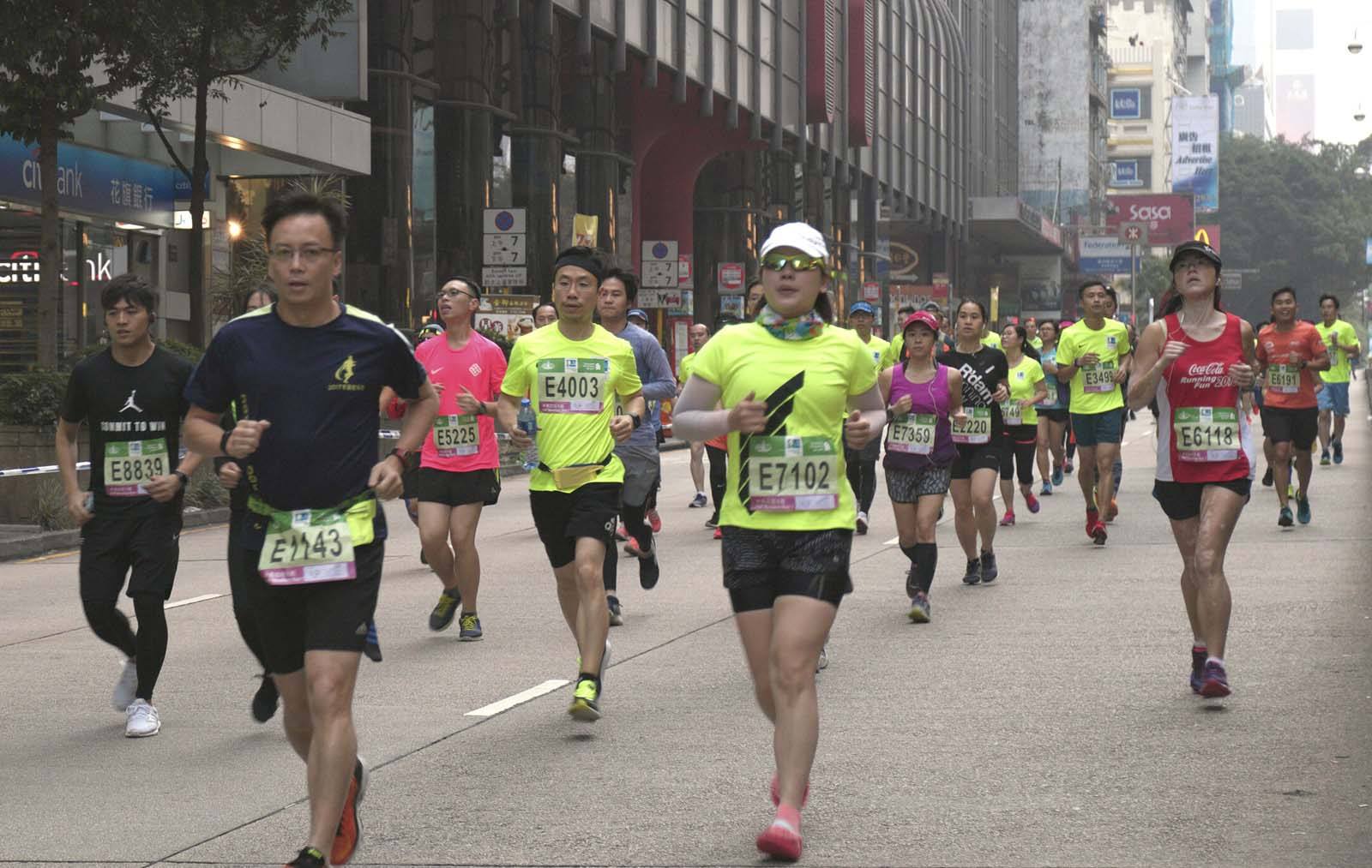 tsim-sha-tsui-hong-kong-21-january-2018-standard-chartered-marathon
